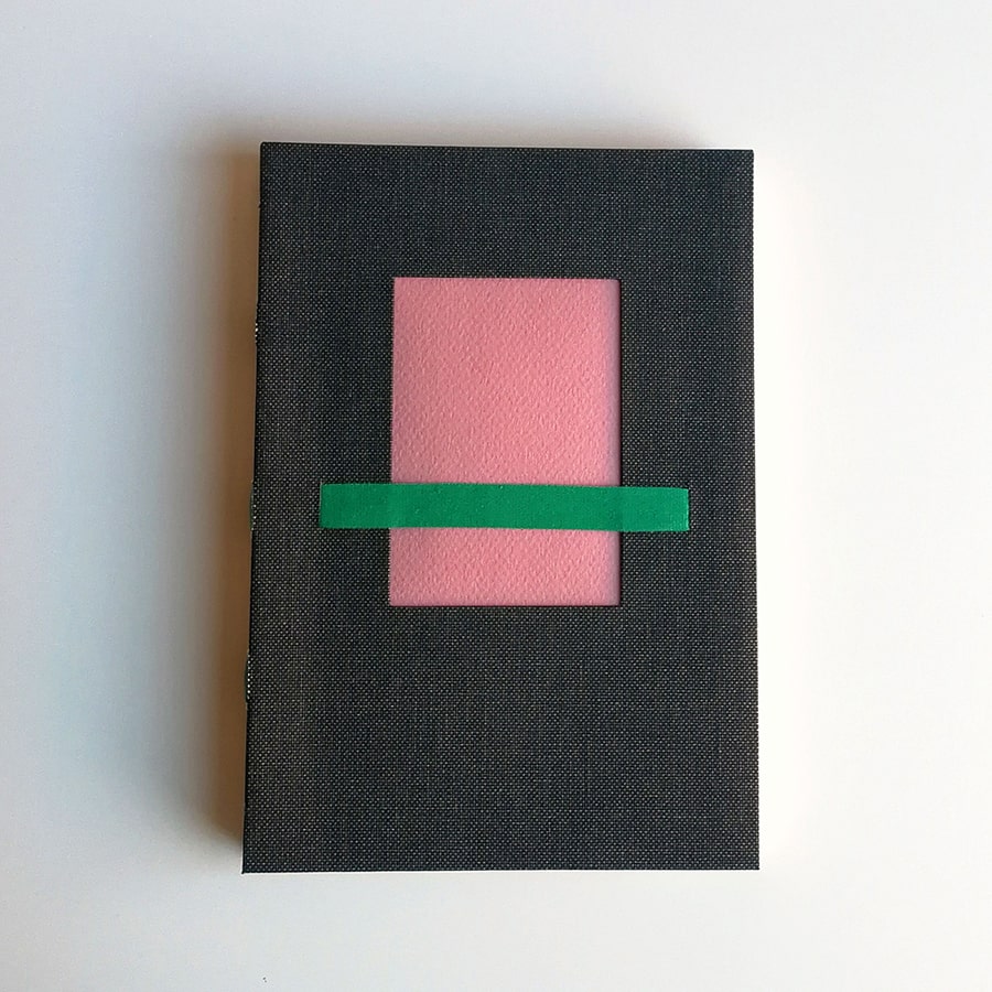 cuaderno gris oscuro con ventana rosa y cinta verde hierva tamaño A5
