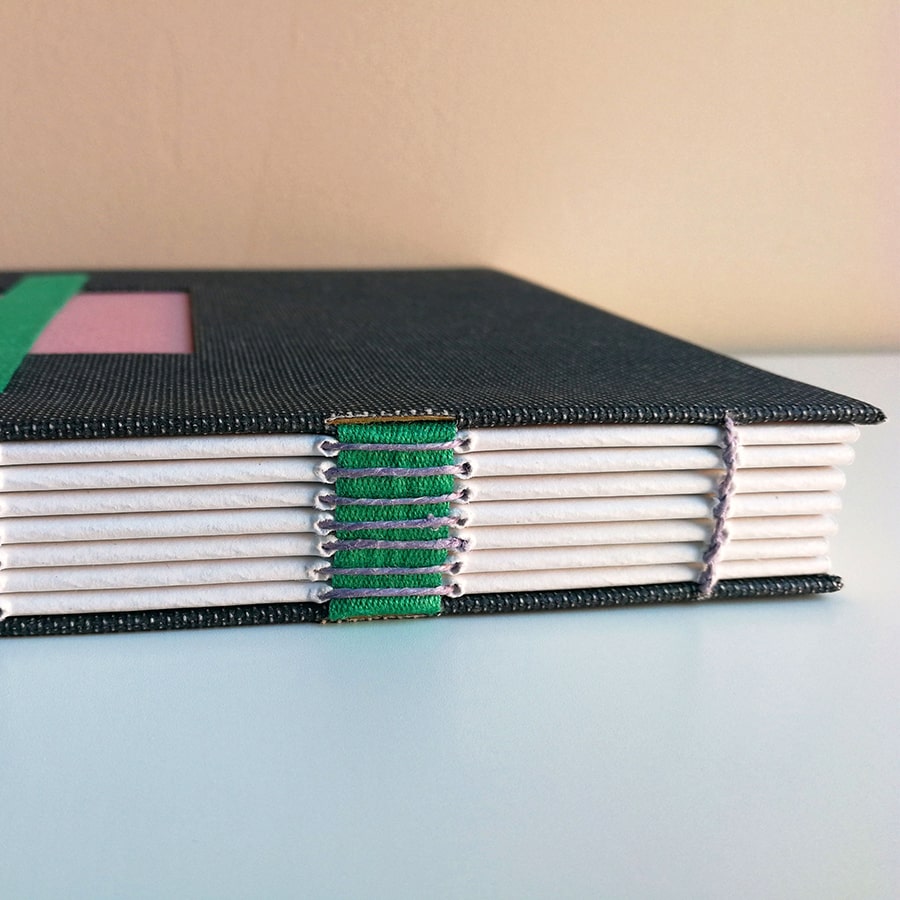 Cuaderno A5 gris oscuro ventana rosa papel reciclado blanco (liso) - Imagen 4