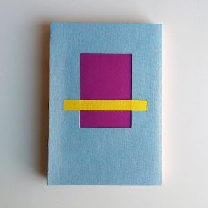 cuaderno artesano A5 color azul claro y ventana morada con cinta amairlla
