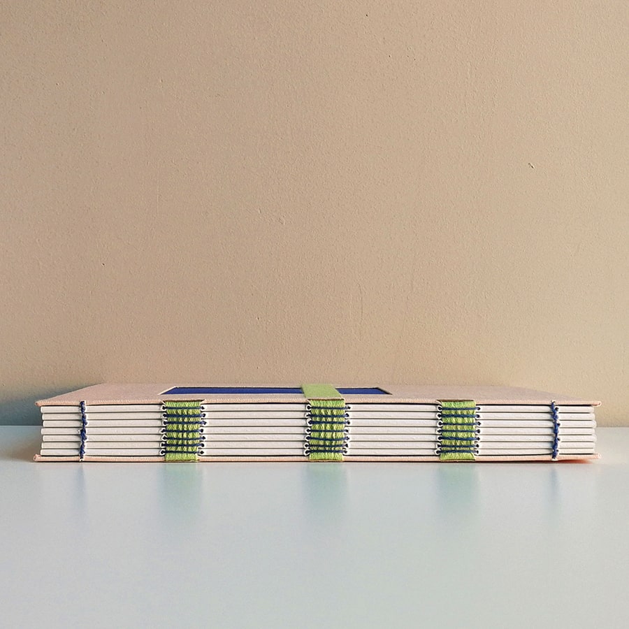 Cuaderno A5 rosa palo papel reciclado blanco (liso) - Imagen 4