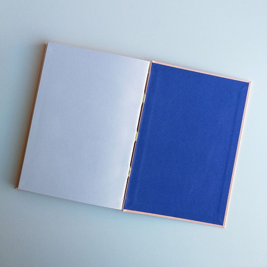 Cuaderno A5 rosa palo papel reciclado blanco (liso) - Imagen 6