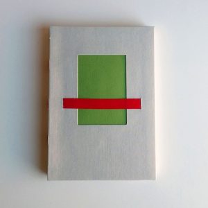 cuaderno gris perla formato A5 con ventana en verde lima y cinta roja