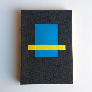 cuaderno gris oscuro en formato A5 ventana azul cian y cinta amarillo intenso
