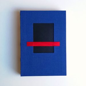 cuaderno azul noche en tamaño A5 ventana negra con cinta roja