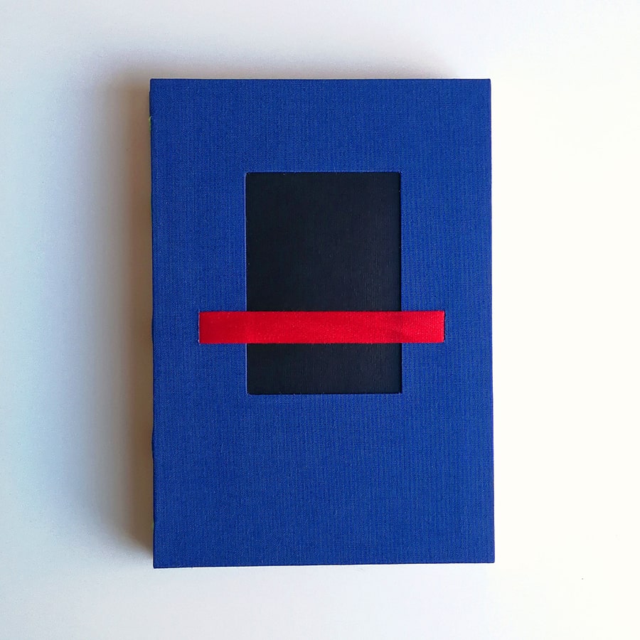 cuaderno azul noche en tamaño A5 ventana negra con cinta roja