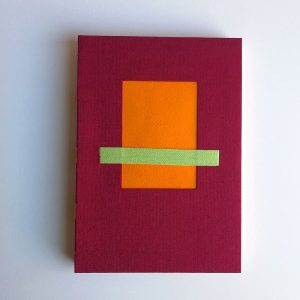 cuaderno artesano A5 en color granate y ventana narnaja con cinta verde