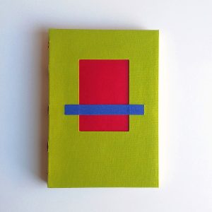 cuaderno A5 en verde pistacho con ventana fucsia y cinta azul