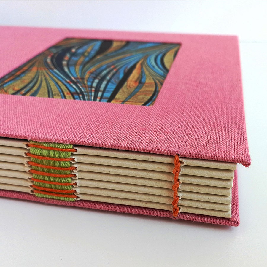 detale lomo cuaderno-Diario marmoleado A5 rosa